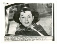4b474 JUDY GARLAND 7x9.25 news photo '58 in the back of a sheriff's car being taken to court!