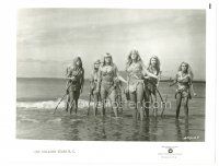 4b656 ONE MILLION YEARS B.C. TV 8x10 still R70s sexy Raquel Welch & six cavewomen standing in ocean