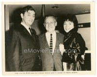 4b877 TWO FOR THE SEESAW candid 8x10 still '62 Robert Wise between Mitchum & Shirley MacLaine!