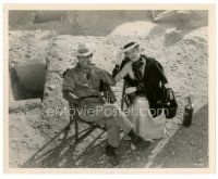 4b883 VALLEY OF THE KINGS candid 8x10 still '54 Robert Taylor & Eleanor Parker relaxing on the set!
