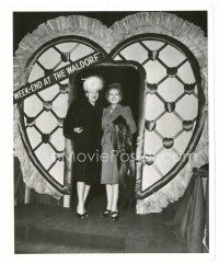 4b912 WEEK-END AT THE WALDORF candid 8x10 still '45 great image of Lana Turner with her mother!