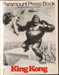 4e548 KING KONG pressbook '76 John Berkey art of BIG Ape on the Twin Towers!