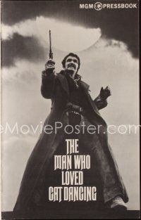 4e564 MAN WHO LOVED CAT DANCING pressbook '73 great full-length image of Burt Reynolds with gun!