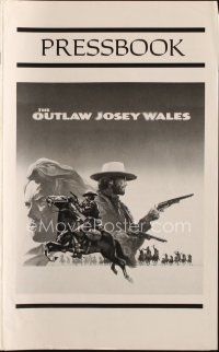 4e587 OUTLAW JOSEY WALES pressbook '76 director & star Clint Eastwood is an army of one!
