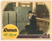 4d727 RAFFLES LC '39 best close up of dapper jewel thief David Niven trying to crack safe!