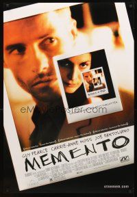4k416 MEMENTO DS 1sh '00 Christopher Nolan, great Polaroid images of Guy Pearce & Carrie-Anne Moss!