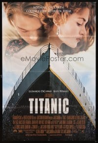 4m912 TITANIC 1sh '97 great romantic image of Leonardo DiCaprio & Kate Winslet, James Cameron