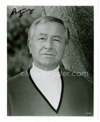 5a419 ROBERT YOUNG signed 8x10 publicity still '70s great close portrait as Marcus Welby M.D.!