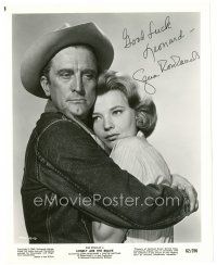 5a515 GENA ROWLANDS signed 8x10 still '62 close up with Kirk Douglas in Lonely Are the Brave!