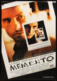 5b455 MEMENTO 1sh '00 great image of tattooed Guy Pearce, directed by Christopher Nolan!