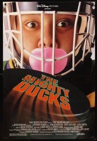 5b464 MIGHTY DUCKS DS 1sh '92 great image of puck coming at goalie, ice hockey!