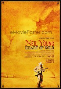 5b494 NEIL YOUNG: HEART OF GOLD advance 1sh '06 great image of singer w/guitar!