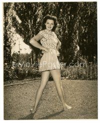 5d501 JANE RUSSELL 7.25x9.25 news photo '40s sexy standing pose on spacious grounds of her home!