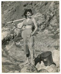 5d508 JEAN PETERS 8x10 still '53 digging for clams in sexy outfit after making Niagara!