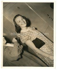 5d552 KID GALAHAD candid 8x10 still '37 Jane Bryan is groomed for stardom by her hairdresser!