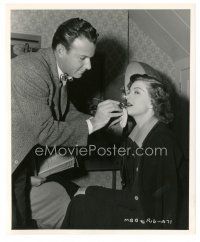 5d680 MR. BLANDINGS BUILDS HIS DREAM HOUSE candid 8x10 still '48 Loy having makeup done by Tolmie!