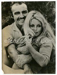 5d835 SHALAKO candid 6.75x9 still '68 great c/u of Sean Connery holding sexy Brigitte Bardot!