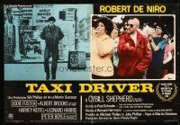 5f639 TAXI DRIVER Italian photobusta '76 Robert De Niro on street & w/mohawk reaching for gun!
