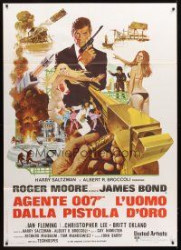 5h258 MAN WITH THE GOLDEN GUN Italian 1p '74 art of Roger Moore as James Bond by Robert McGinnis!