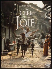 5r488 CITY OF JOY French 1p '92 Patrick Swayze helps the poor people in India!