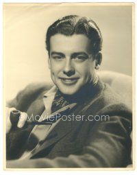 6b091 RICHARD GREENE deluxe 11.25x14 still '30s great seated smiling portrait with pipe in hand!