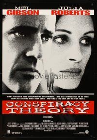 6g196 CONSPIRACY THEORY 1sh '97 Mel Gibson, Julia Roberts, Patrick Stewart