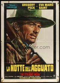 6h452 STALKING MOON Italian 1p '68 cool different close up art of Gregory Peck with rifle!