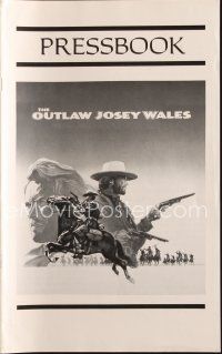 6p863 OUTLAW JOSEY WALES pressbook '76 Clint Eastwood is an army of one, cool double-fisted artwork!