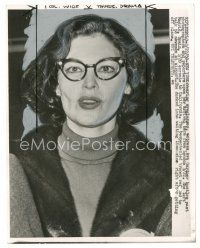 6m105 AVA GARDNER 7x9 news photo '60 arriving in London after leaving Spain headed to California!