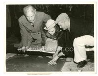 6m246 DEANNA DURBIN 6.5x8.5 news photo '38 putting prints in cement at Grauman's Chinese Theater!