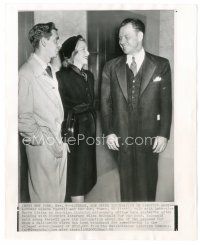 6m372 GLENDA FARRELL 8x10 news photo '43 with her son Tommy, talking to New York City detective!