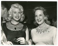 6m467 JAYNE MANSFIELD 7x9 still '50s close up with foreign correspondent at a social event!