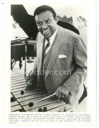 6m566 LIONEL HAMPTON TV 8x10 still '82 c/u of the jazz musician playing xylophone in Great Vibes!