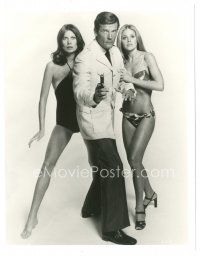 6m617 MAN WITH THE GOLDEN GUN TV 8x10 still R80s Roger Moore as James Bond, Britt Ekland, Maud Adams