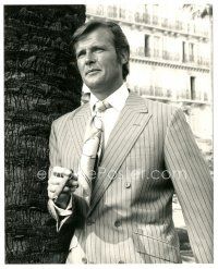 6m728 PERSUADERS TV 8x10 still '71 great close up of Roger Moore holding cigar by palm tree!