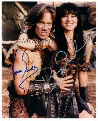 6t622 KEVIN SORBO/LUCY LAWLESS signed color 8x10 REPRO still '00s waist-high Hercules & Xena!