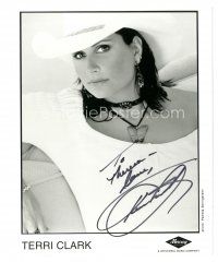 6t431 TERRI CLARK signed 8x10 music publicityi still '00s c/u of the sexy country music star!