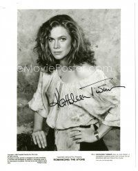 6t369 KATHLEEN TURNER signed 8x10 still '84 as sexy romance author in Romancing the Stone!