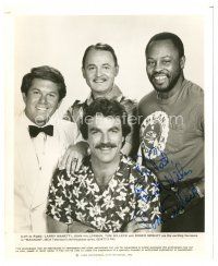 6t406 TOM SELLECK signed TV 8x10 still '80s great portrait with the Magnum P.I. top cast!
