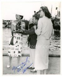 6t414 YVONNE DE CARLO signed 8x10 still '70s candid taking movies on vacation in Nassau!