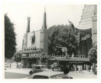 7j858 MACKINTOSH MAN candid 8x10 still '73 wonderful image of Grauman's Chinese Theater in Hollywood