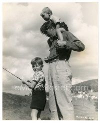 7j964 ROBERT MITCHUM 7.5x9.25 still '47 outdoors fishing with his boys Chris & James by Bachrach!