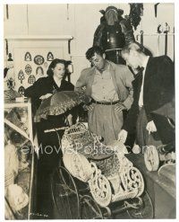 7j963 ROBERT MITCHUM 7.25x9.25 still '53 with his wife purchasing an antique baby carriage!