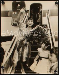 7j377 TEAHOUSE OF THE AUGUST MOON 2 8x10 stills '56 great images of Machiko Kyo including candid!