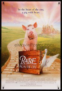 7p096 BABE PIG IN THE CITY DS 1sh '98 cute image of director George Miller's talking pig!