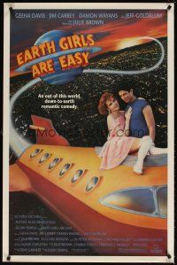 7p253 EARTH GIRLS ARE EASY 1sh '89 great image of Geena Davis & alien Jeff Goldblum on space ship!