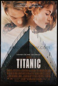 7p721 TITANIC DS 1sh '97 great romantic image of Leonardo DiCaprio & Kate Winslet, James Cameron