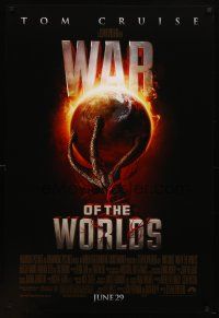 7p771 WAR OF THE WORLDS June 29 advance 1sh '05 Spielberg, cool alien hand holding Earth artwork!