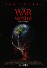 7p769 WAR OF THE WORLDS advance 1sh '05 Spielberg, cool alien hand holding Earth artwork!