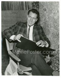 7s180 CARL BETZ candid TV 7.5x9.5 still '66 relaxing on set in the 8th year of The Donna Reed Show!